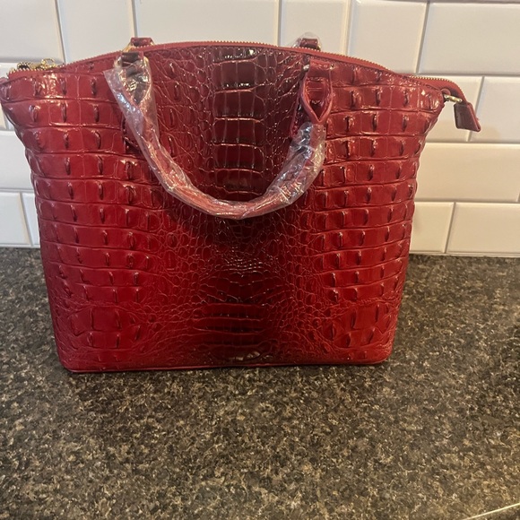Red Croc-Embossed Tote Handbag – Sleek & Sophisticated ✨ - Picture 2 of 3